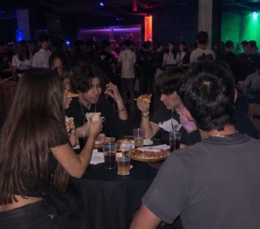 Pizza party con invitados
